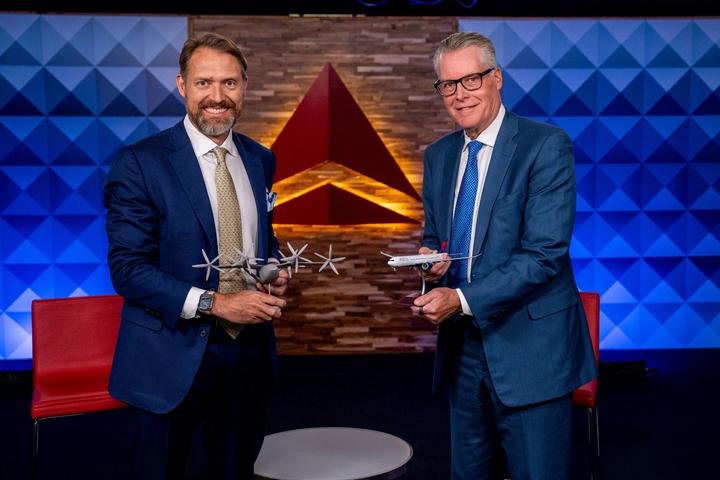 Joby Aviation founder and CEO JoeBen Bevirt and Delta CEO Ed Bastian pose for a photo on Oct. 10, 2022.